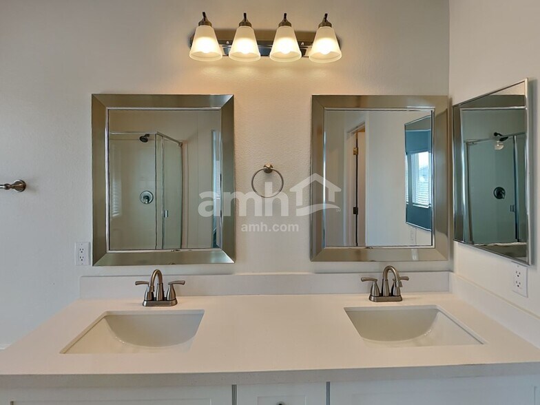 Building Photo - 1029 Maple Pines Ave