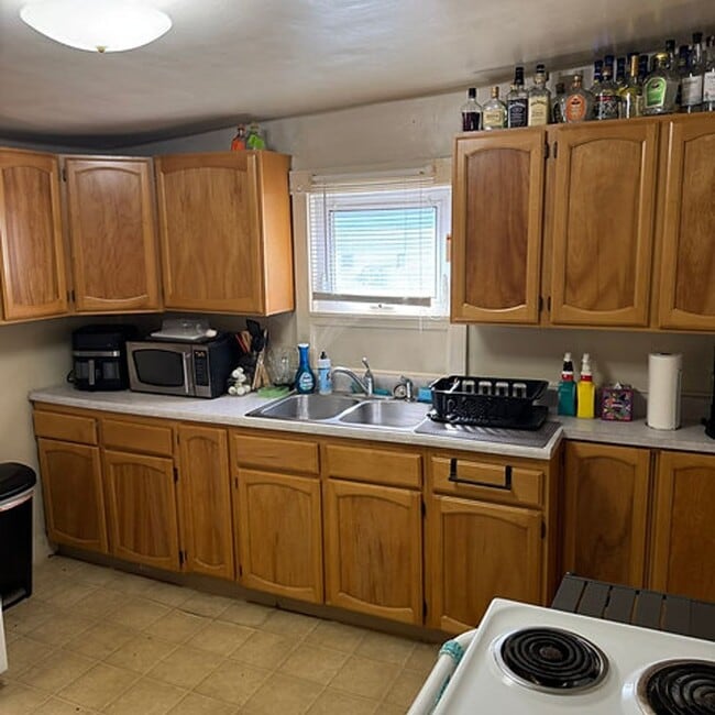 Building Photo - 319 N Elm St