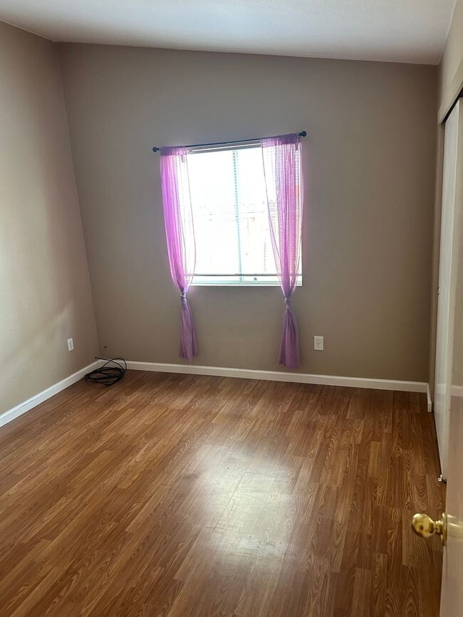 Building Photo - 3 Bedroom/2 Full Bathrooms Stockton
