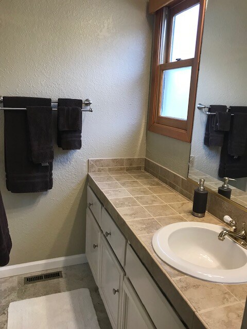 Building Photo - Don't Miss out on a Summer at the Lake.  Beautiful Fully Furnished Waterfront Home available July...