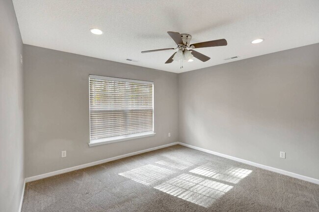 Building Photo - Lakes of Summerville