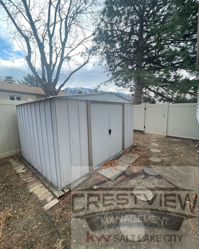 Building Photo - Charming East Sandy Home in a Prime Location