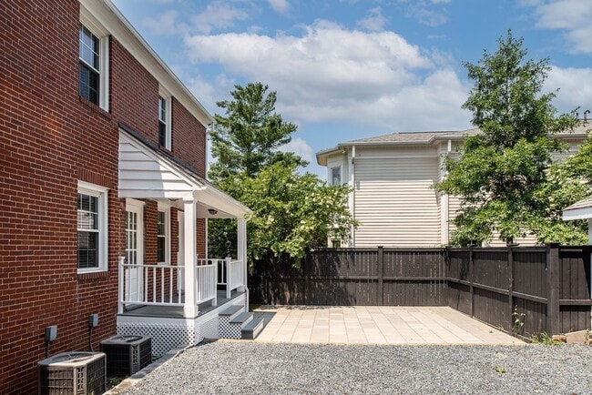 Building Photo - 819 Weedon St