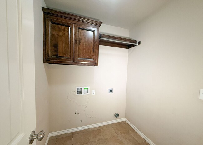 Building Photo - Edmond Schools | 3 Bed, 2 Bath | Open Layout & Covered Patio