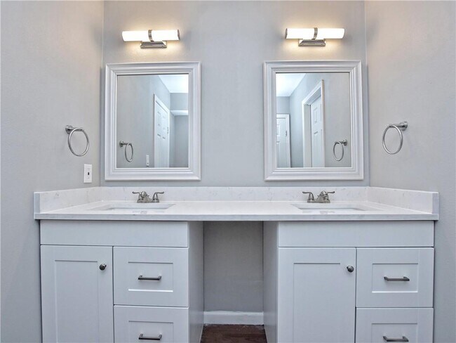 Building Photo - 5205 Thunderbird St