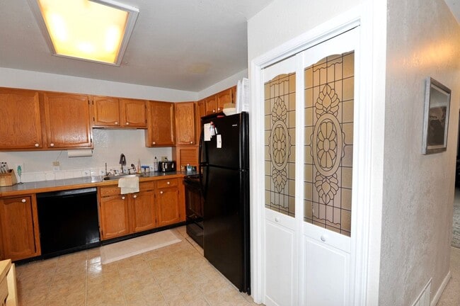 Building Photo - Fairway Golf Course 3 bed 3 bath with basement