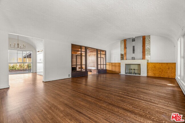 Building Photo - 1838 S Victoria Ave