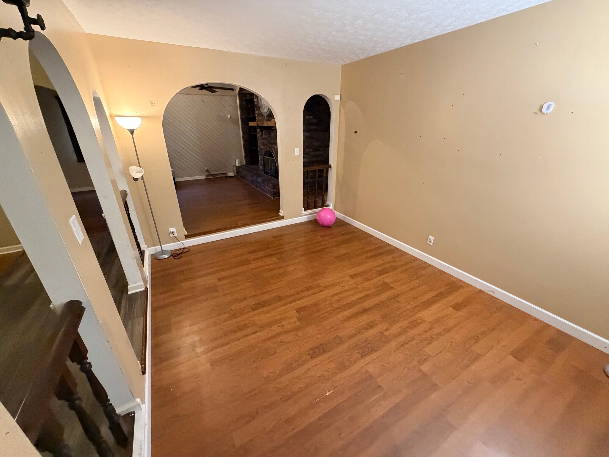 Building Photo - 548 Queenswood Dr