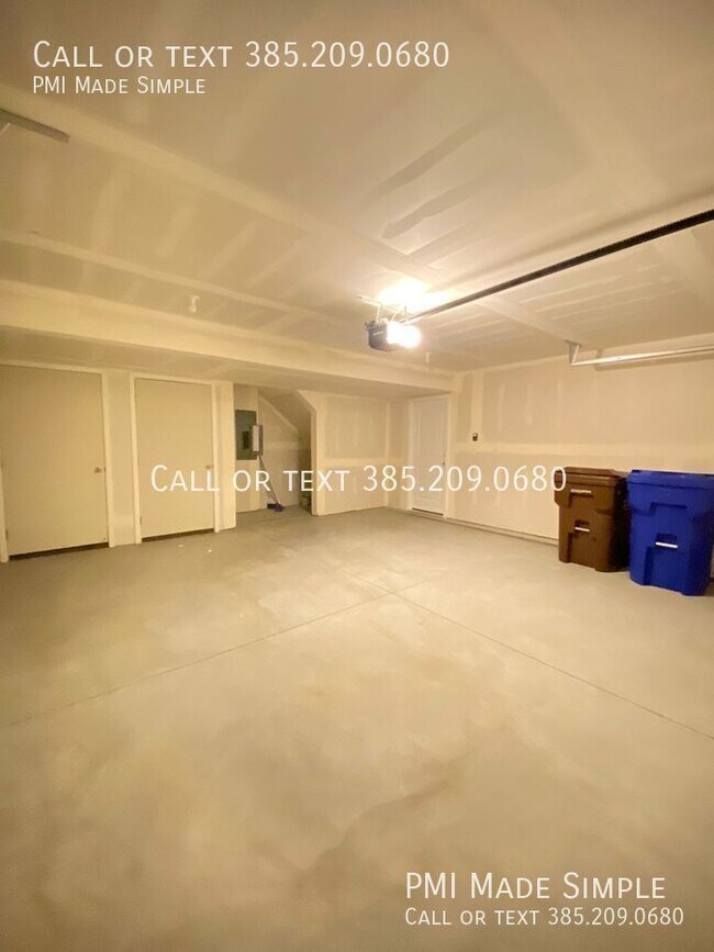 Building Photo - Clear and Bright, Newer Townhome in Rivert...
