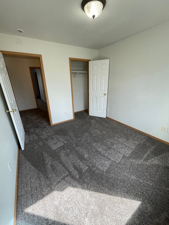 Building Photo - 425 W Shore Dr