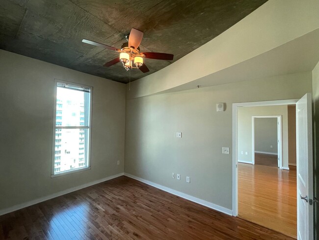 Building Photo - Eclipse 2 Bedroom + 2 Bath in Heart of Buc...