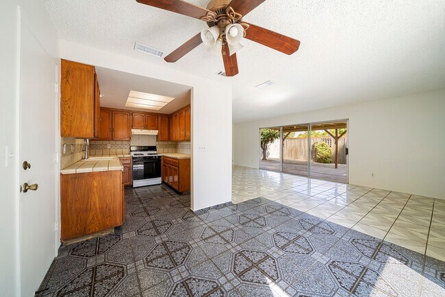 Building Photo - Charming 3 bedroom 2 bath in Escondido!