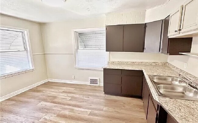 Building Photo - 4016 Victory Blvd