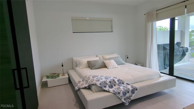 Building Photo - 308 SW 13th Ct