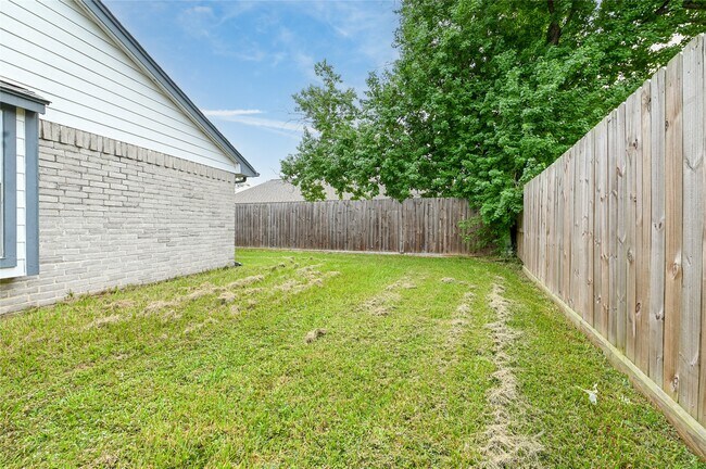 Building Photo - 2630 Hollymist Dr
