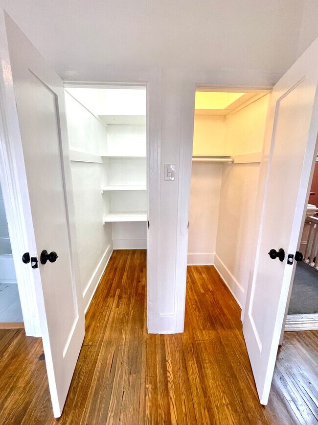 Building Photo - Spacious, studio located Echo Park! Move-i...
