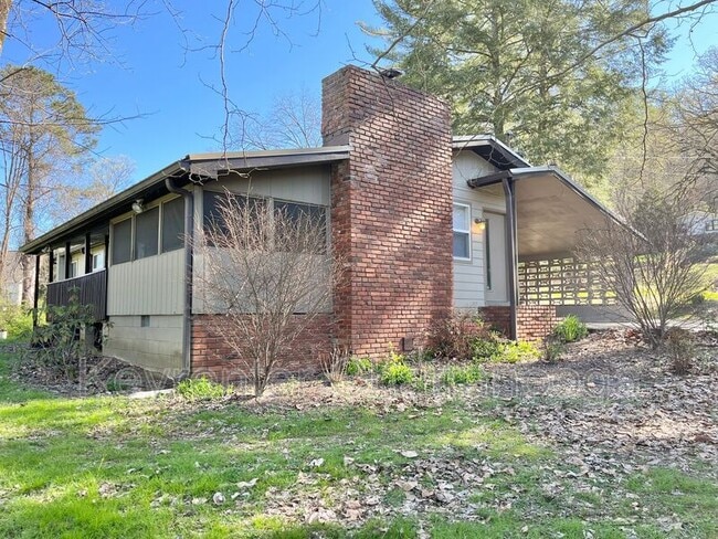 Building Photo - 1023 N Runyan Dr