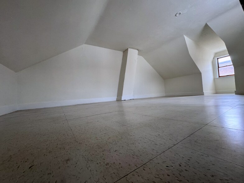 Building Photo - 229 S Nicholas St