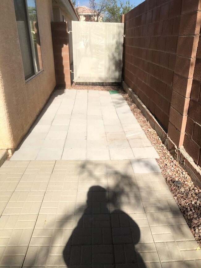 Building Photo - 4 Bedroom In South Green Valley Area!!!