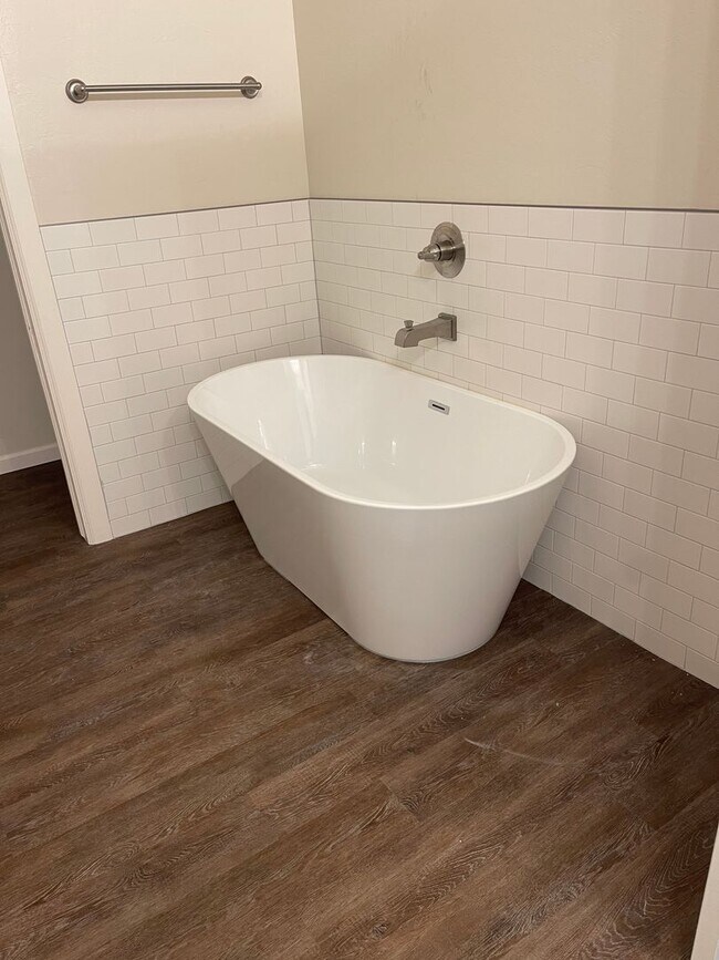 Building Photo - Spacious 4 bed 3 bath home