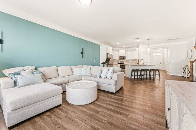 Building Photo - Sleek & Stylish 3 Bed, 2.5 Bath Townhome in Prime Location $2,100/mo rent