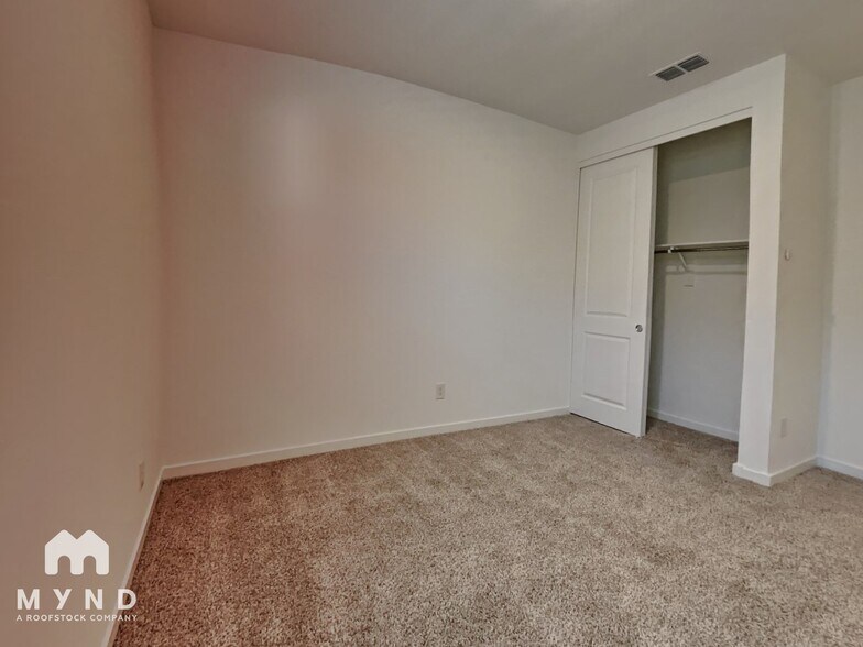 Building Photo - 17335 W Sunnyslope Ln