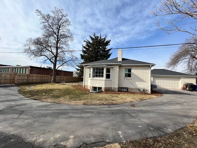 Building Photo - 1647 E Woodland Ave