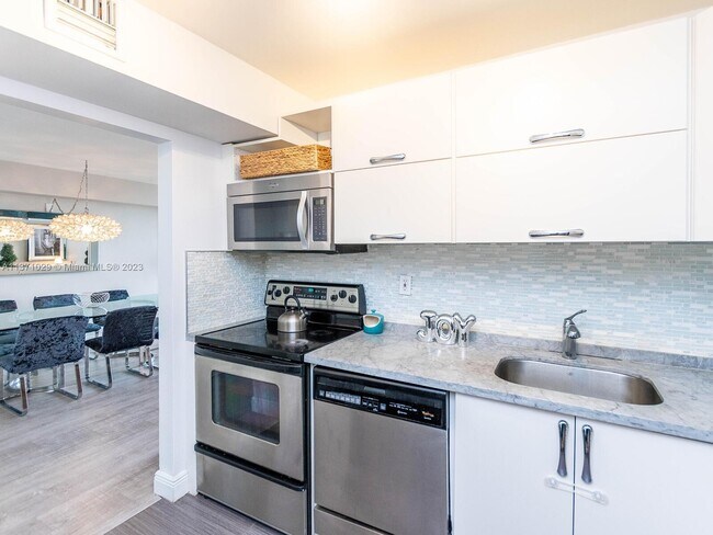 Building Photo - 3701 N Country Club Dr