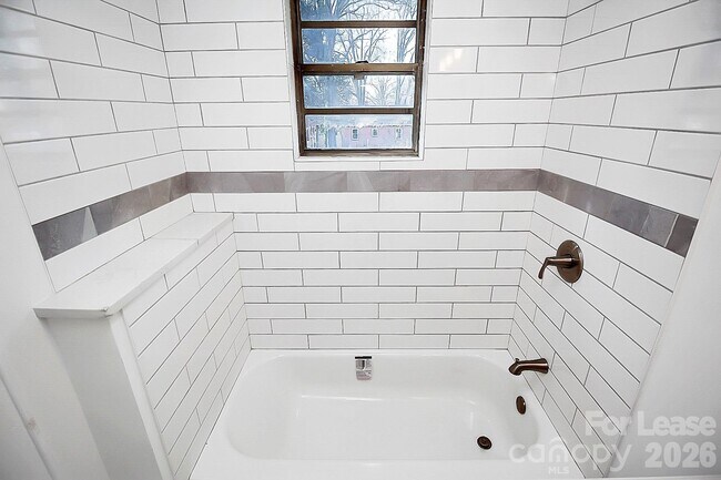 Building Photo - 3121 Kirkland Ave