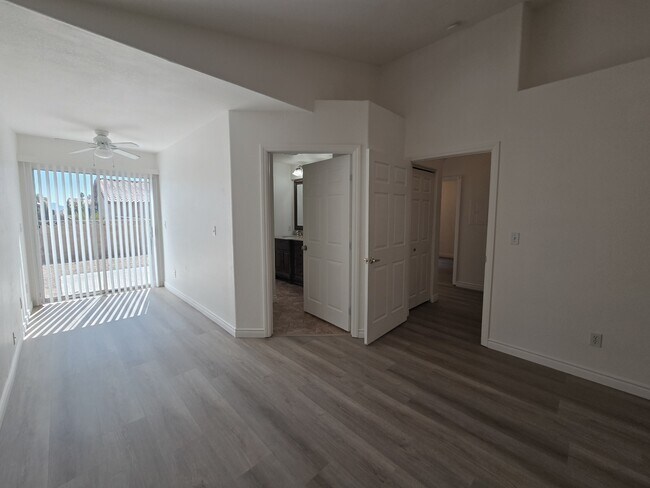 Building Photo - 1612 N Torrey Pines Dr