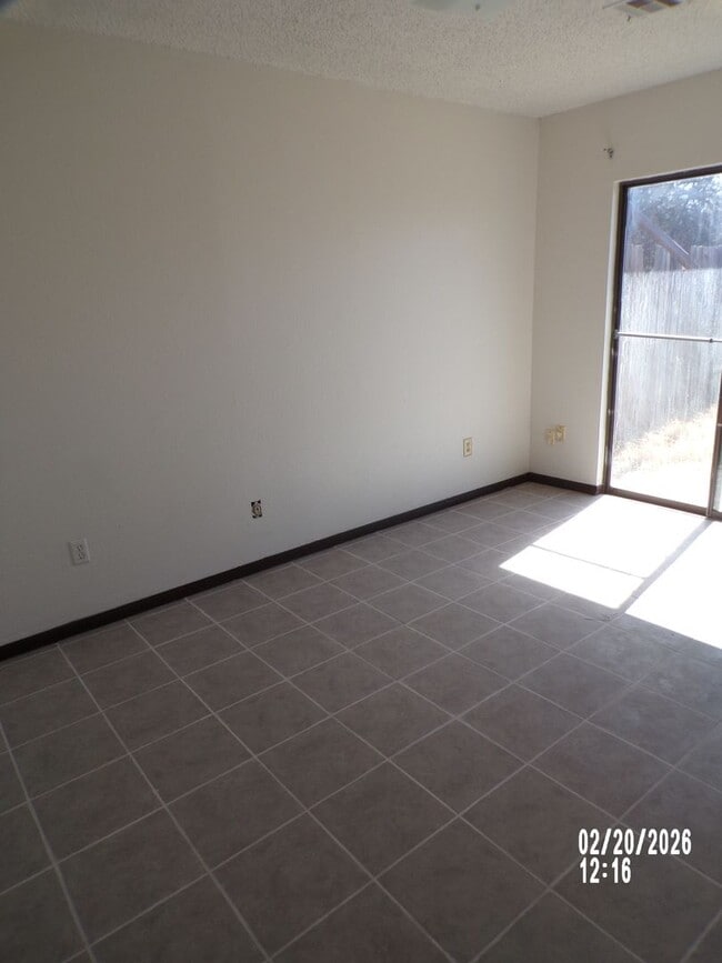 Building Photo - 2 STORY TOWNHOUSE , CLOSE TO SHOPPING AND RESTAURANTS