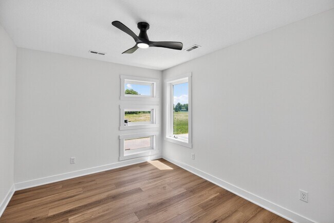 Building Photo - 1130 NW Sproul Dr
