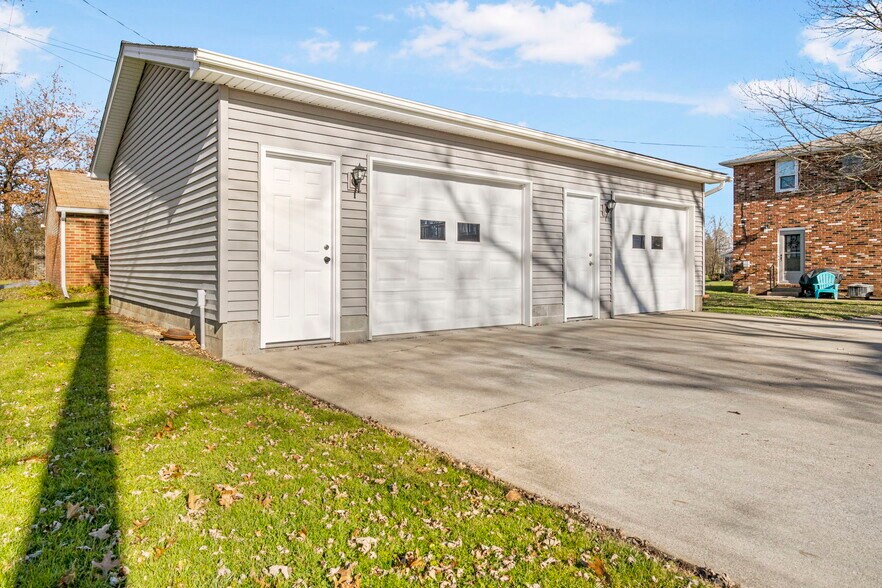 Building Photo - 2601 S Seneca Ave