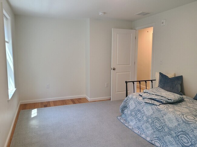 Building Photo - 138 Elm St