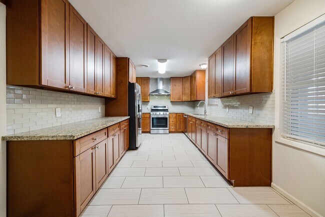 Building Photo - 5554 Beechnut St