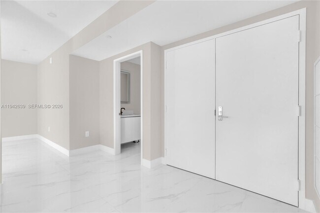 Building Photo - 700 NE 24th St