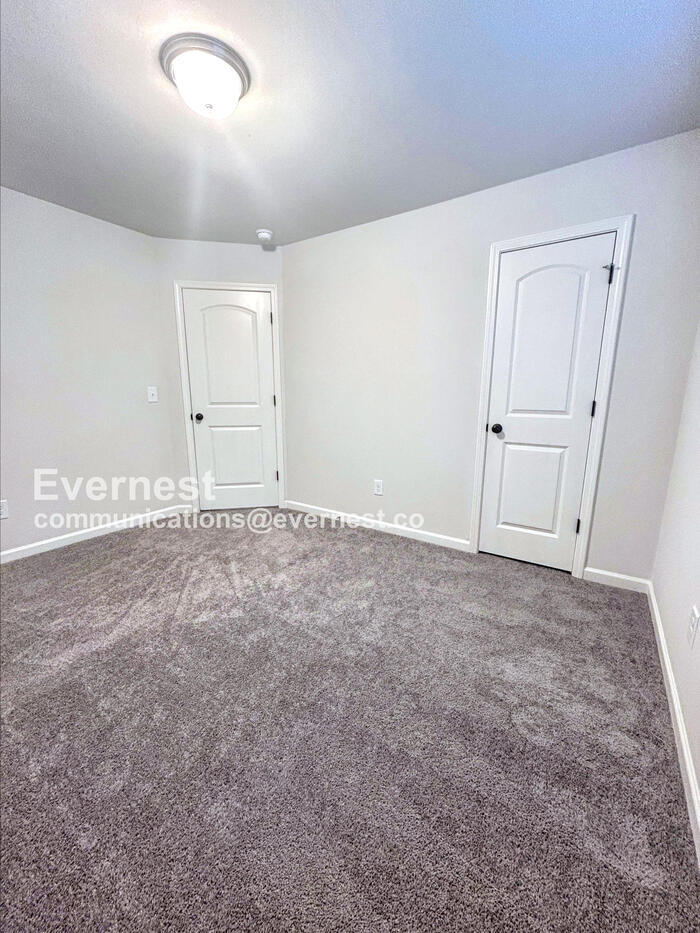 Building Photo - 1600 Sandersted Village Cir