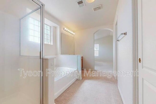 Building Photo - 2420 Falesco Dr SE