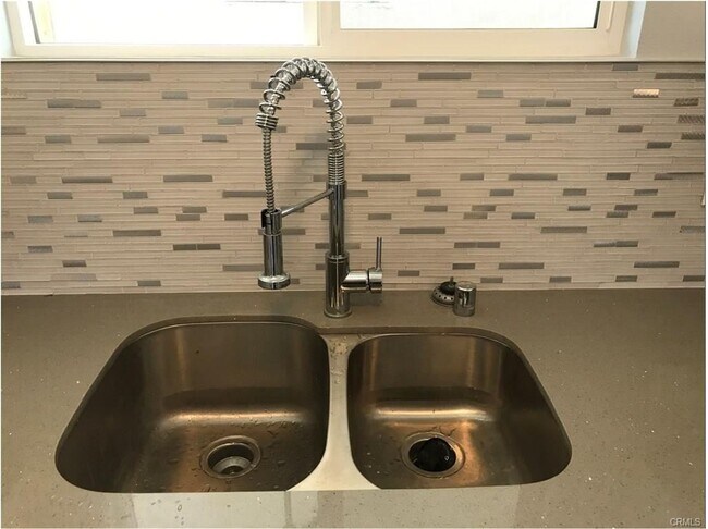 Building Photo - 85(221)