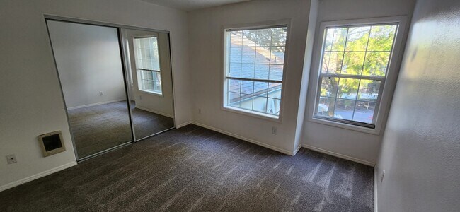 Building Photo - 12331 SE Whitcomb Dr.