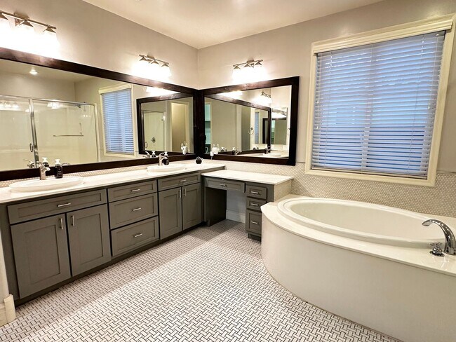 Building Photo - HIGHLY DESIRABLE AND SPACIOUS HOME FULLY EQUIPPED WITH SOLAR PANELS + LANDSCAPING INCLUDED