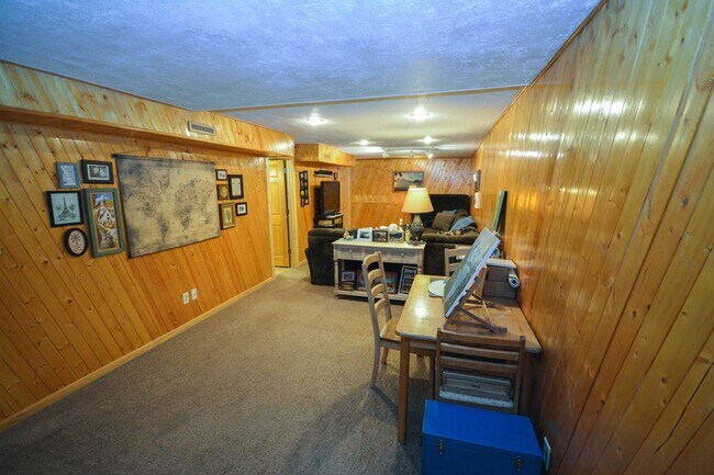 Building Photo - Ranch-style home with great fenced yard & patio!