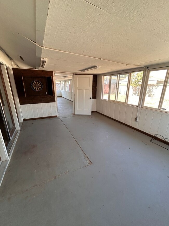 Building Photo - Space and updated in Lemoore