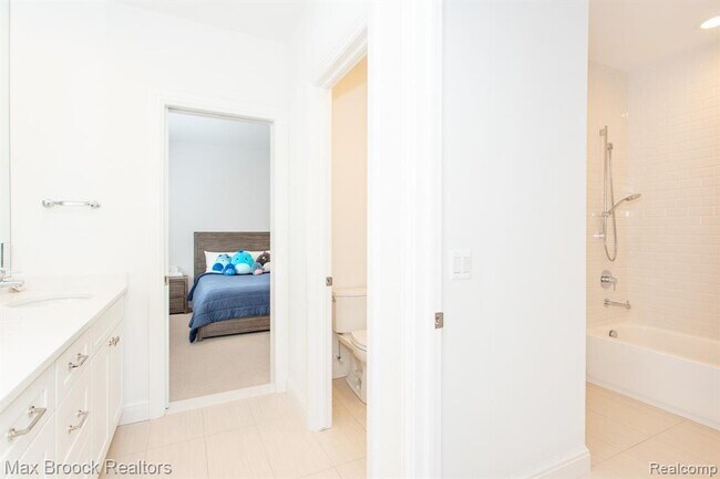 Building Photo - 25925 York Rd