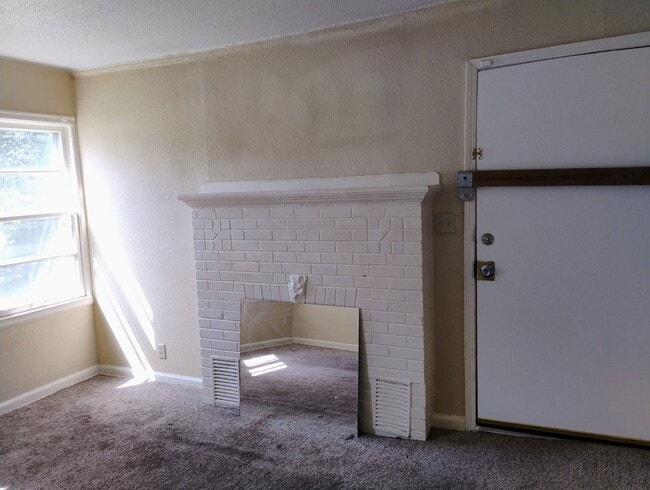 Building Photo - 3 bed 2 Bath Home Super Large Back Yard