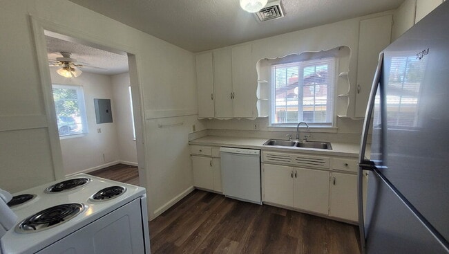 Building Photo - 673 W Kenwood St