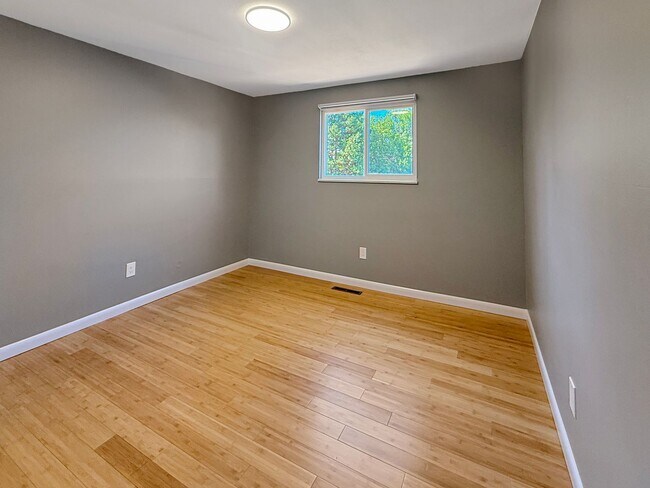 Building Photo - $0 DEPOSIT OPTION. CHARMING 4BED/2.5BATH I...