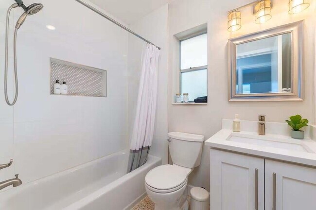 Building Photo - 176 SE 27th Pl