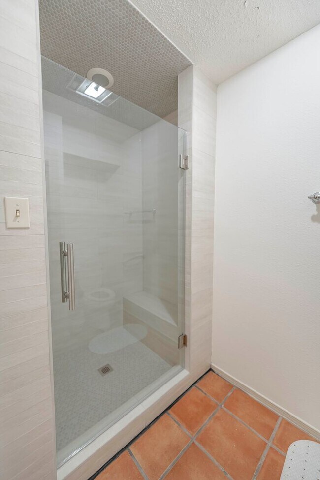 Building Photo - Charming Condo with Golf Course Views in O...