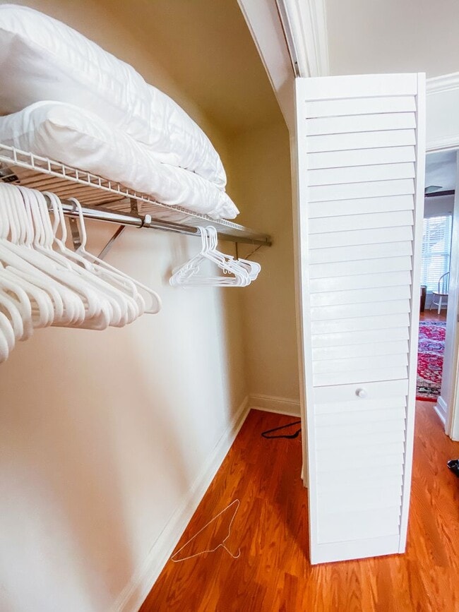 Building Photo - Great Corner Unit in University Area with Gated Parking